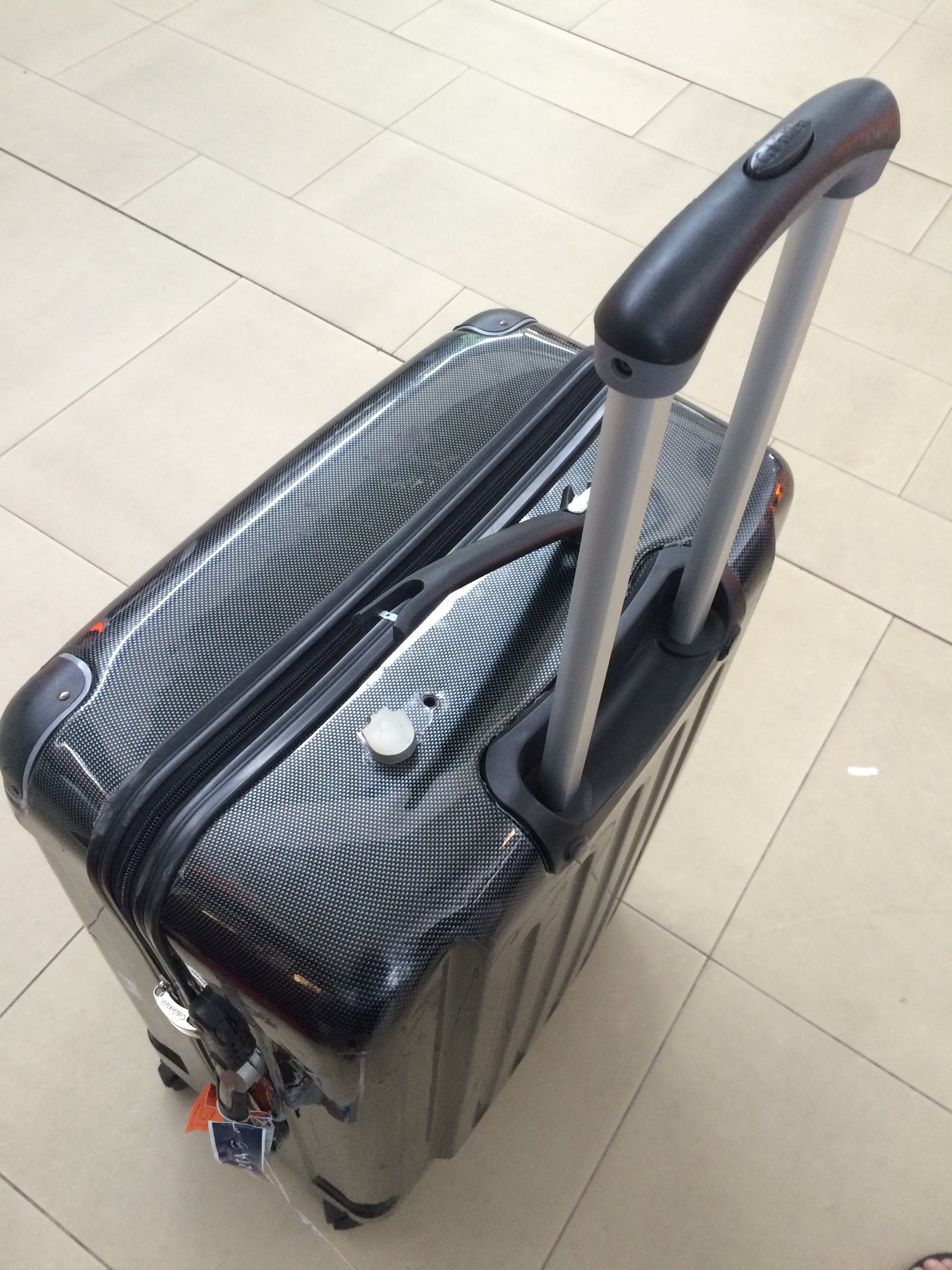 maleta quebrada, broken baggage handle